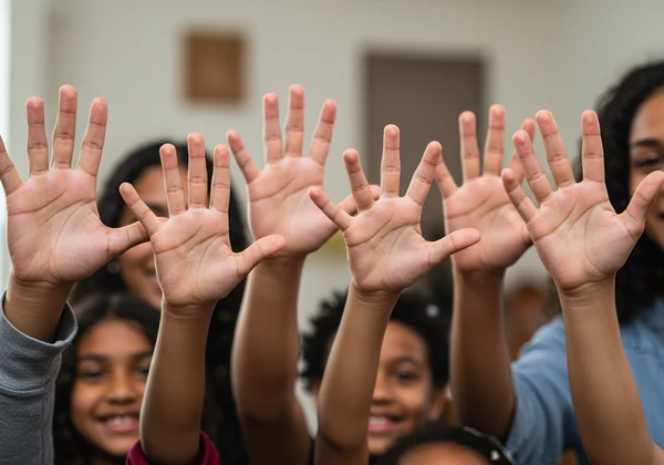Hands showing the 'ten fingers' method for family game